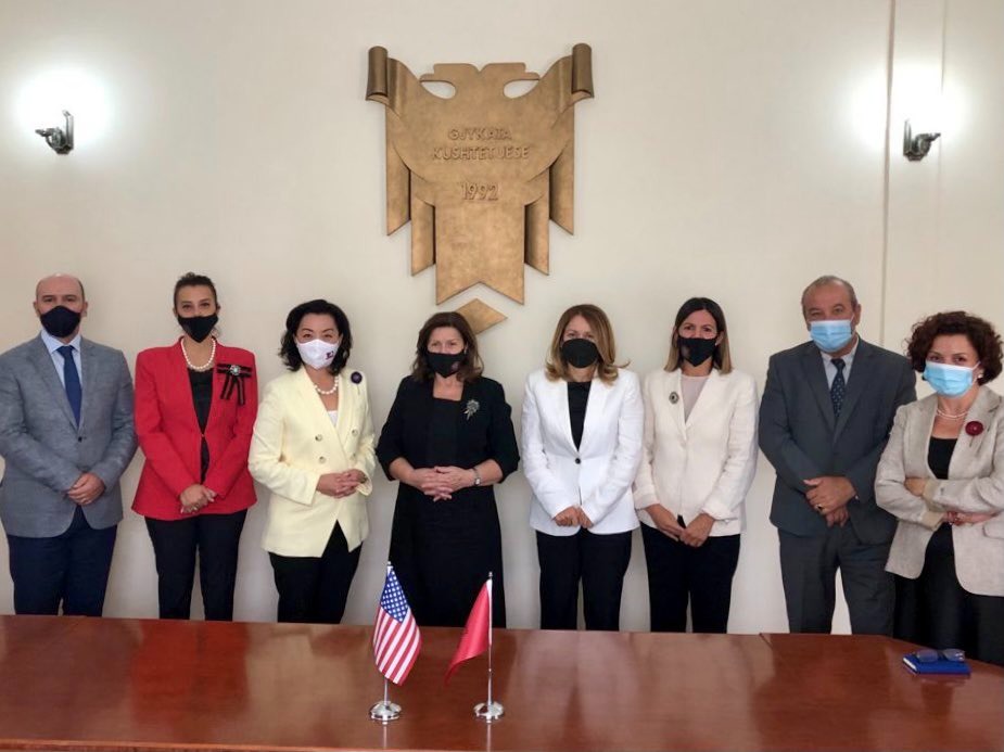 Yuri Kim takim me anëtarët e Gjykatës Kushtetuese: Jepni vendime me integritet dhe pavarësi