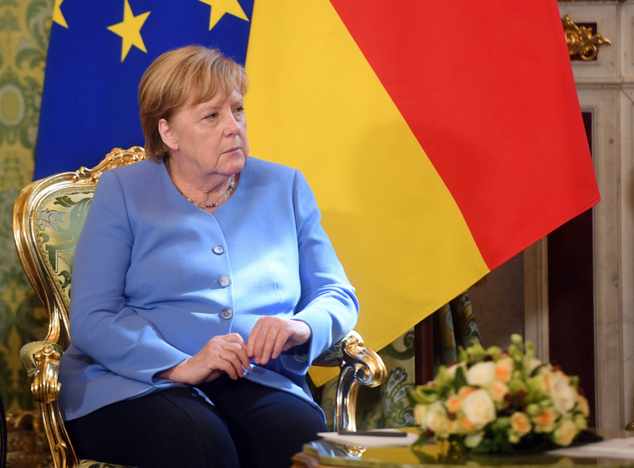 Merkel zbret në Rinas me xhaketë blu, mesazhi që jep kancelarja përmes ngjyrës, çfarë veshi në Serbi