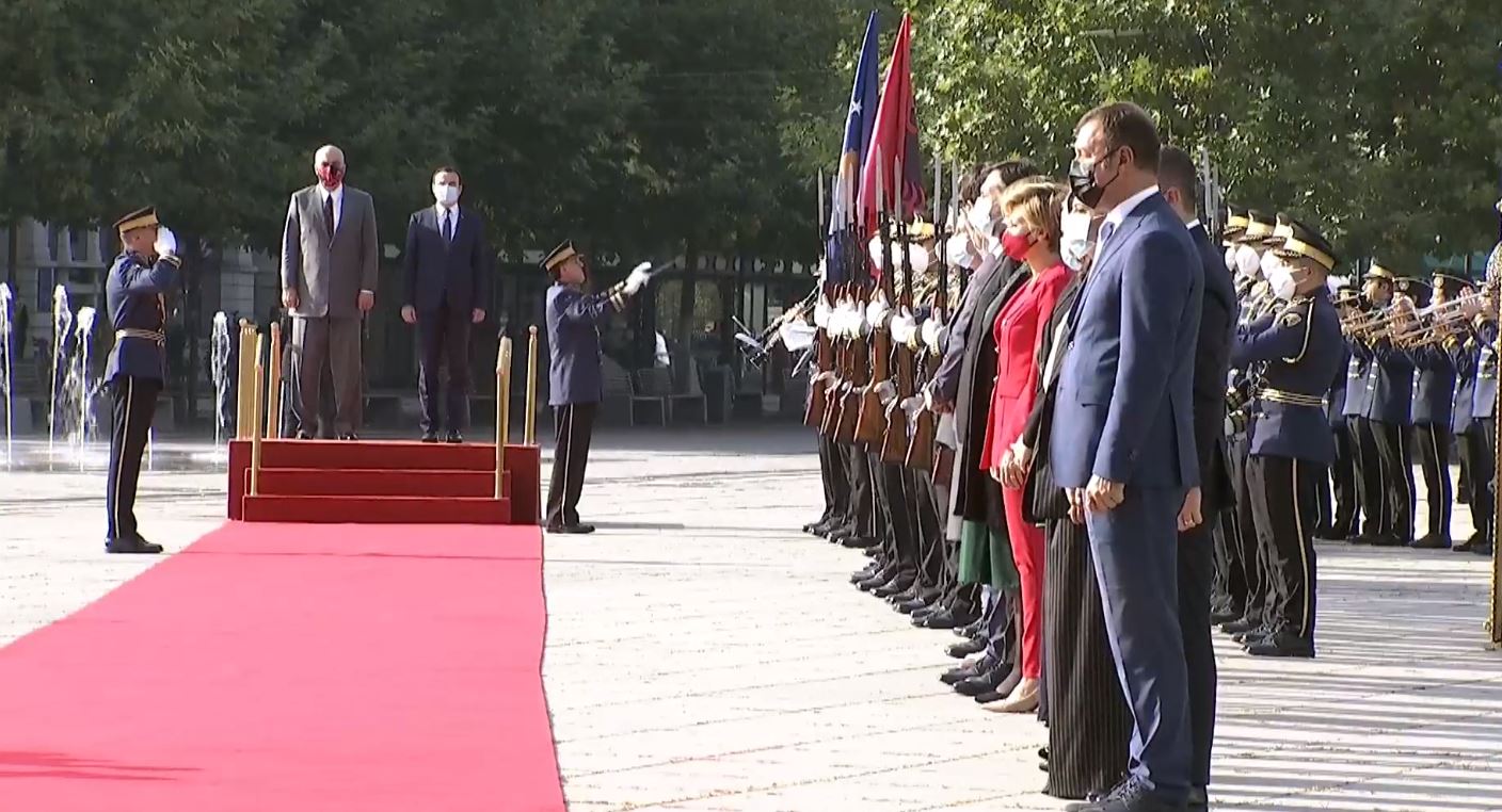 Rama në Prishtinë, pritet me ceremoni shtetërore nga Albin Kurti