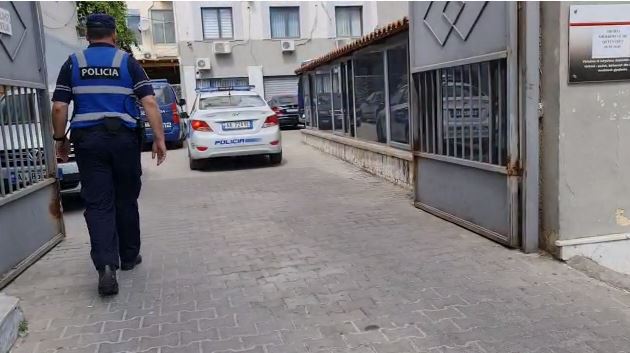 “Mitrolozin e gjetëm në rrugë”, çfarë deklaruan në gjykatë tre të arrestuarit në Durrës