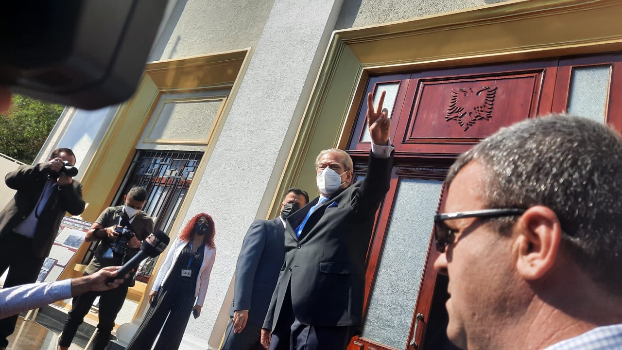 Berisha i shpall luftë Bashës në Kuvend, pritet nga Flamur Noka, Edi Paloka dhe Tritan Shehi