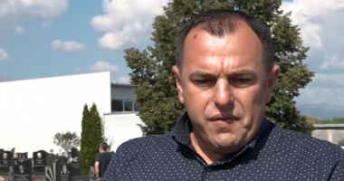 Familjari i zyrtarit të PDK-së flet pas varrimit: Nuk i patëm hak askujt, jemi vrarë në shtëpinë tonë