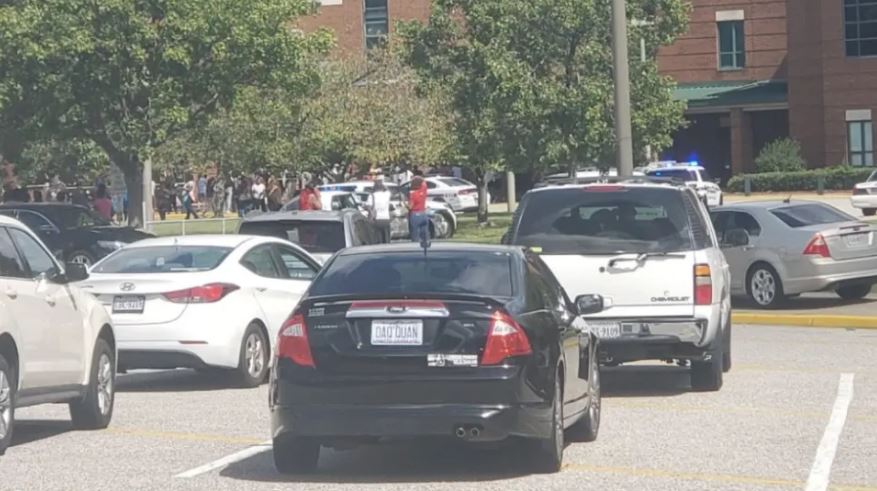 Të shtëna me armë në një shkollë në Virxhinia, dy të plagosur