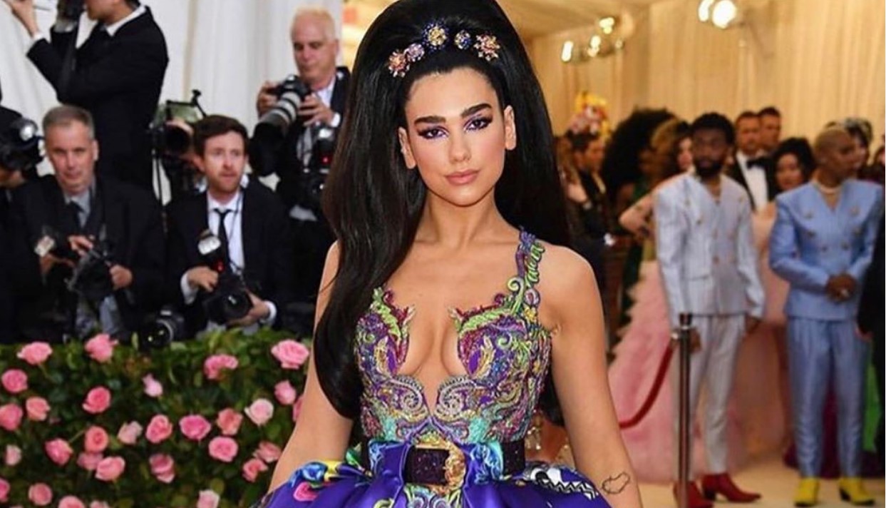 Pse Dua Lipa nuk do të jetë pjesë e “Met Gala”