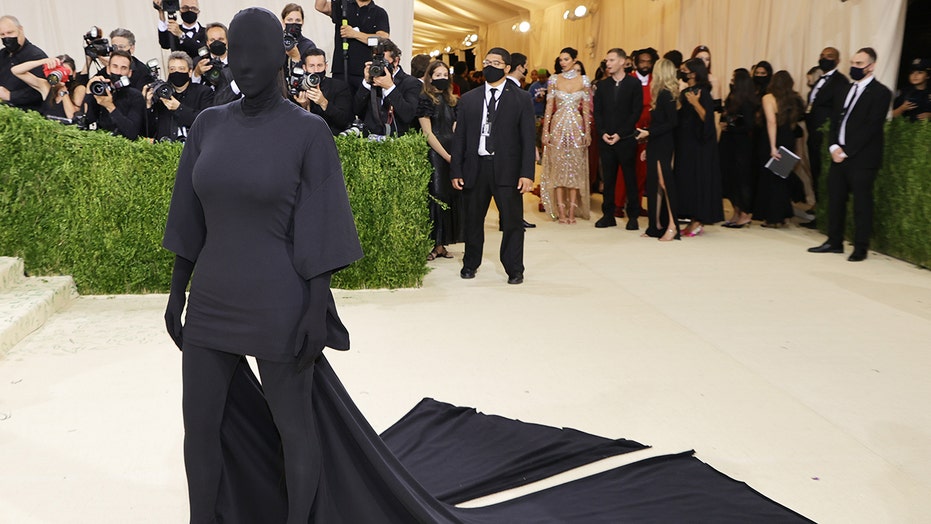 Kim Kardashian reagon pas kritikave për veshjen e pazakontë në Met Gala