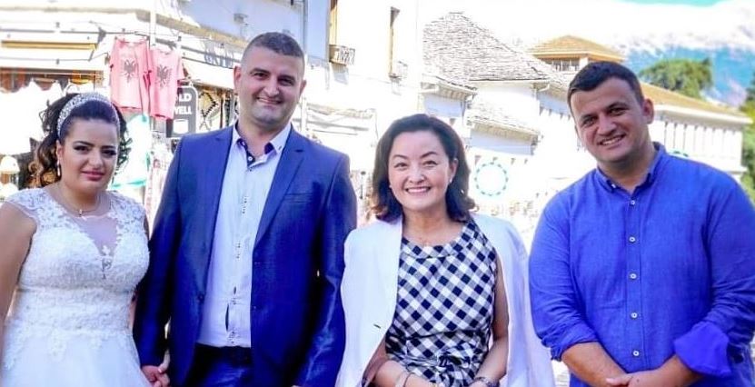 Yuri Kim heq kostumin dhe “arratiset” drejt Gjirokastrës, surprizon nusen dhe dhëndrin