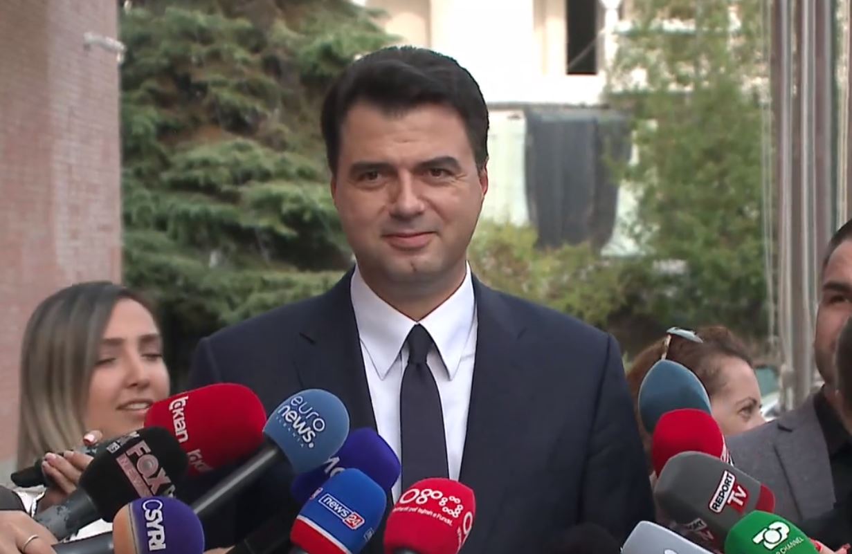 Po e prisnin te shkallët, Basha u “qan” hallin gazetarëve: A u lodhët?