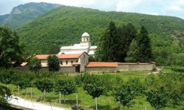 QUINT-i: Qeveria e Kosovës ta zbatojë plotësisht vendimin për Manastirin e Deçanit