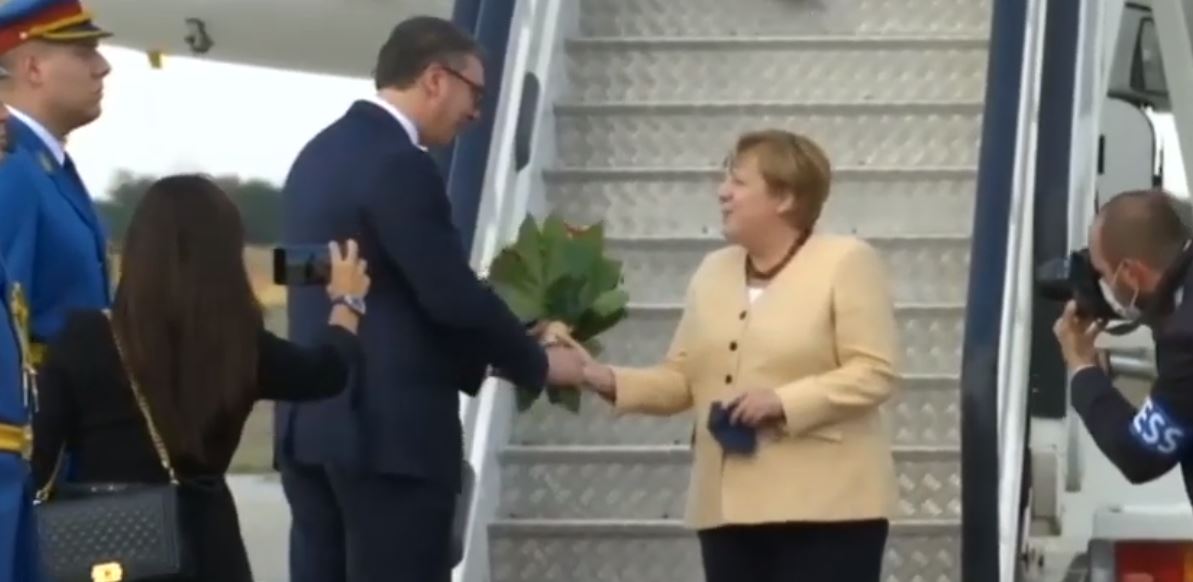 Merkel arrin në Beograd, Vuçiç e pret me lule në aeroport