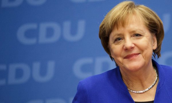 DW: Si e “bllokoi” Merkel Serbinë për Kosovën, dhe ku “ngeci” kancelarja