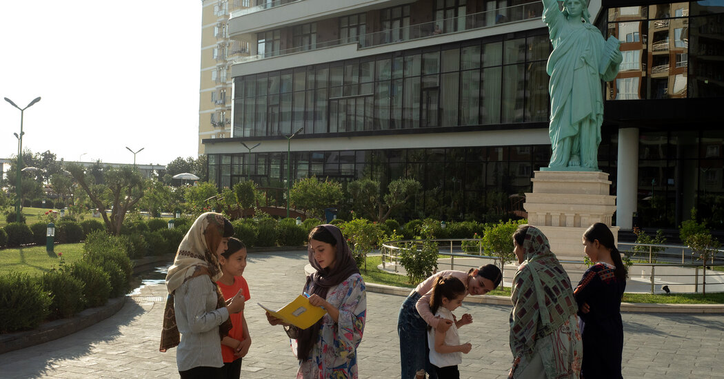 NYT, mbi afganet në Shqipëri: Thonë se janë refugjatë luksozë, shkojnë në plazh e shohin gra gjysmë të zhveshura