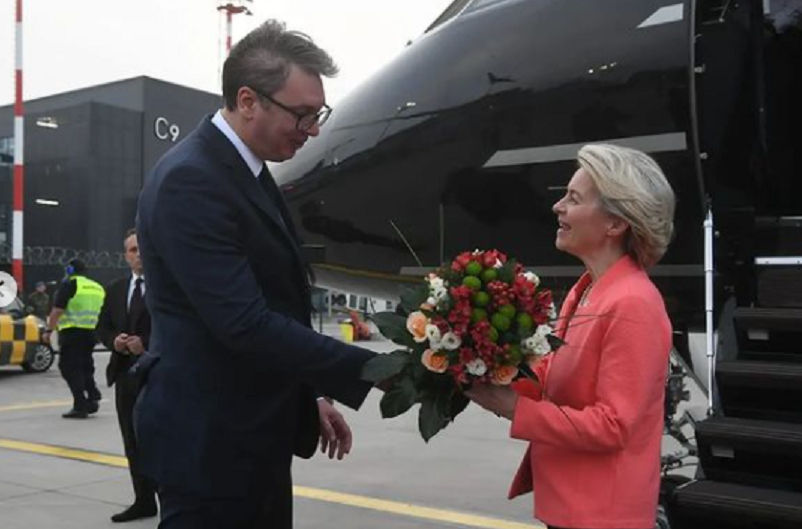 U tha se ishte sëmurë, por Vuçiç gjen fuqi dhe pret Ursula von der Leyen, i dhuron lule