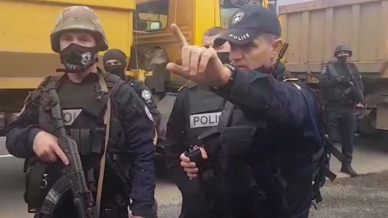 Çështja e targave: Serbët në protestë në veri, policët e Kosovës u kërkojnë të lirojnë rrugën