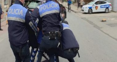Sherr me klientët në lokal, policia e shoqëron, durrsaku godet efektivët