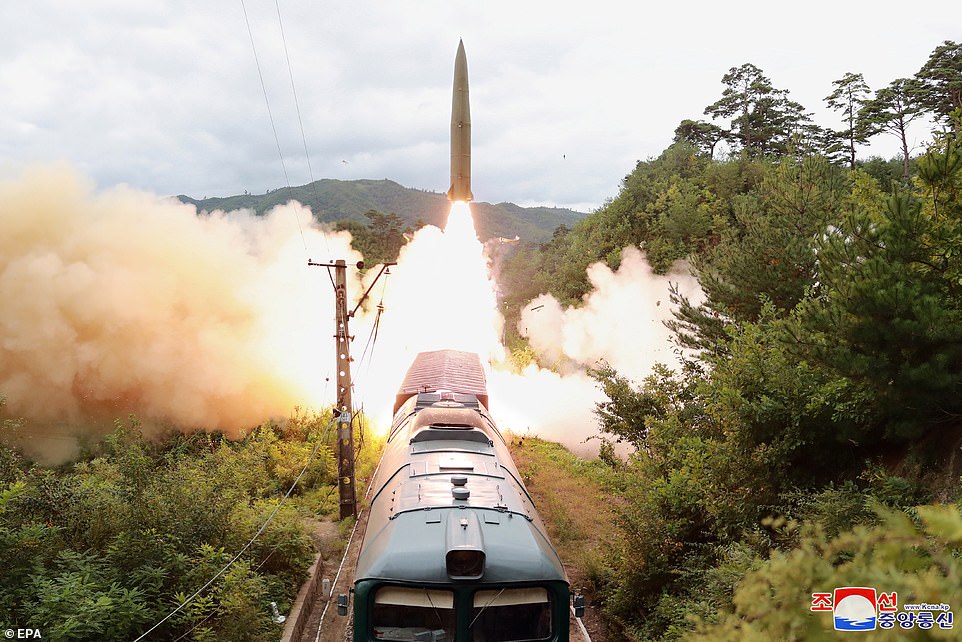 Koreja e Veriut prezanton sistemin e ri të raketave, lëshohen nga një tren
