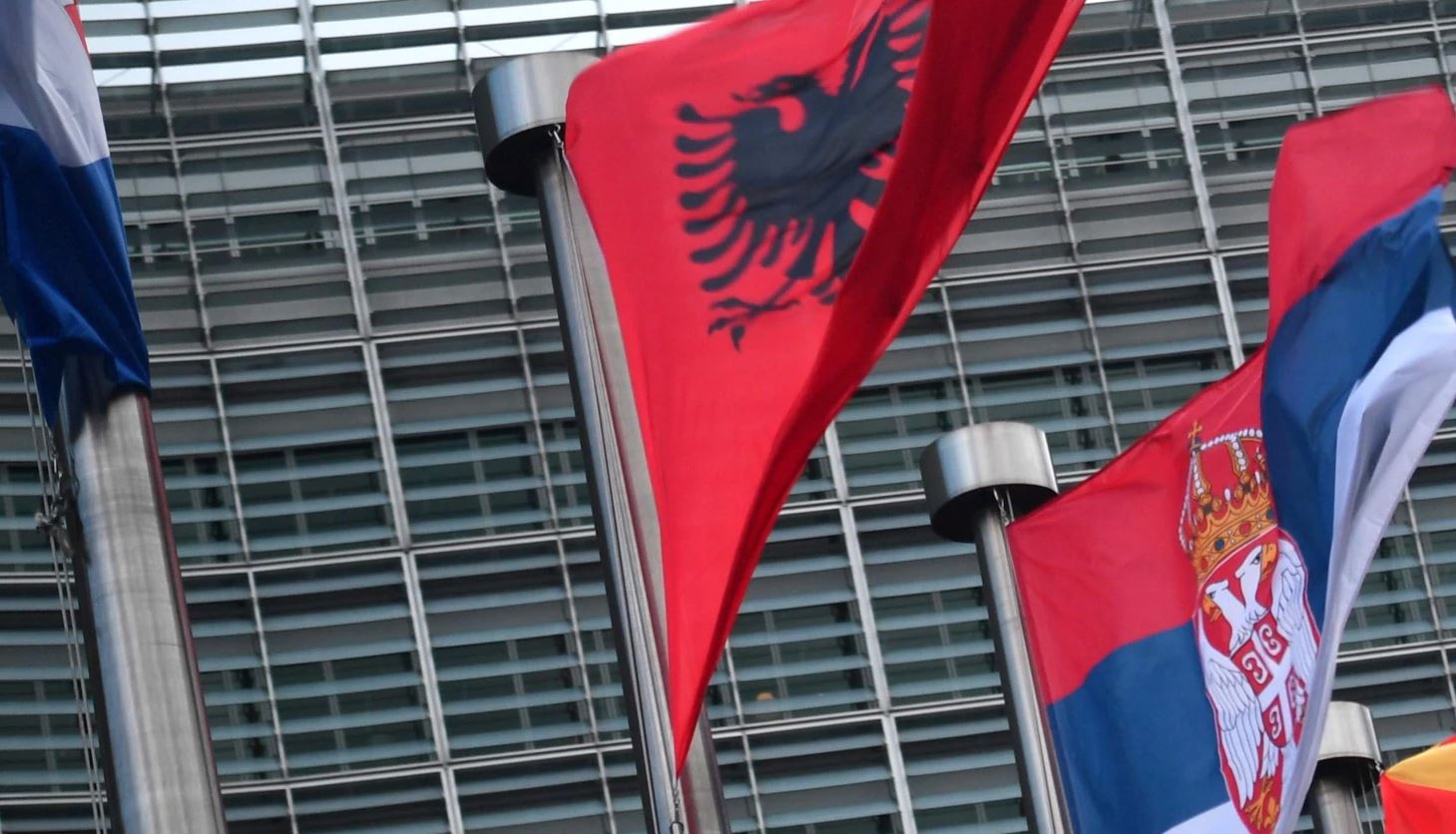 Shqipëria dhe Serbia mund të humbin statusin e vendeve të sigurta nga COVID-19