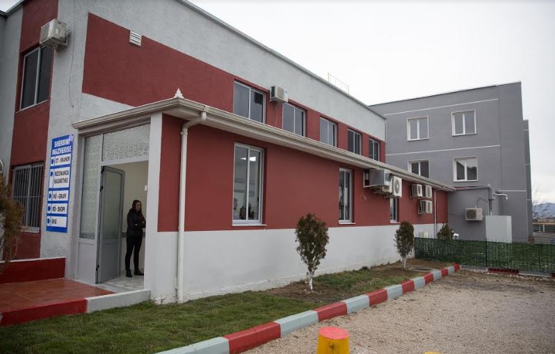 Bie nga ballkoni, humb jetën fëmija 6 vjeç në Elbasan