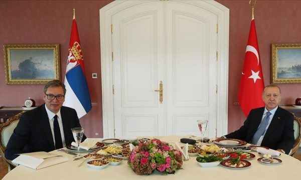 Vuçiç takohet me Erdogan në Stamboll: Përkrahu dialogun mes Prishtinës dhe Beogradit