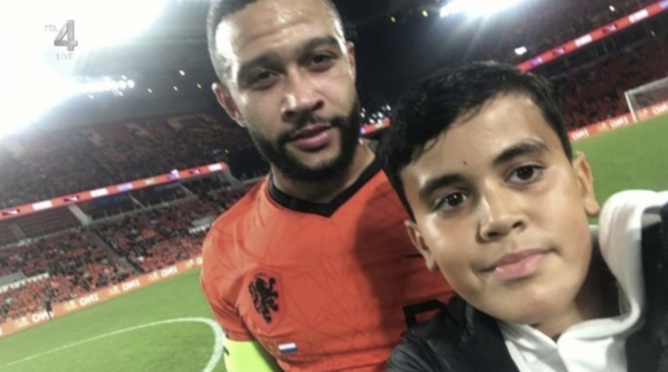 Nuk toleron Federata e Holandës, i ndalon hyrjen për 5 vite 13 vjeçarit që bëri foto me Depay (VIDEO)