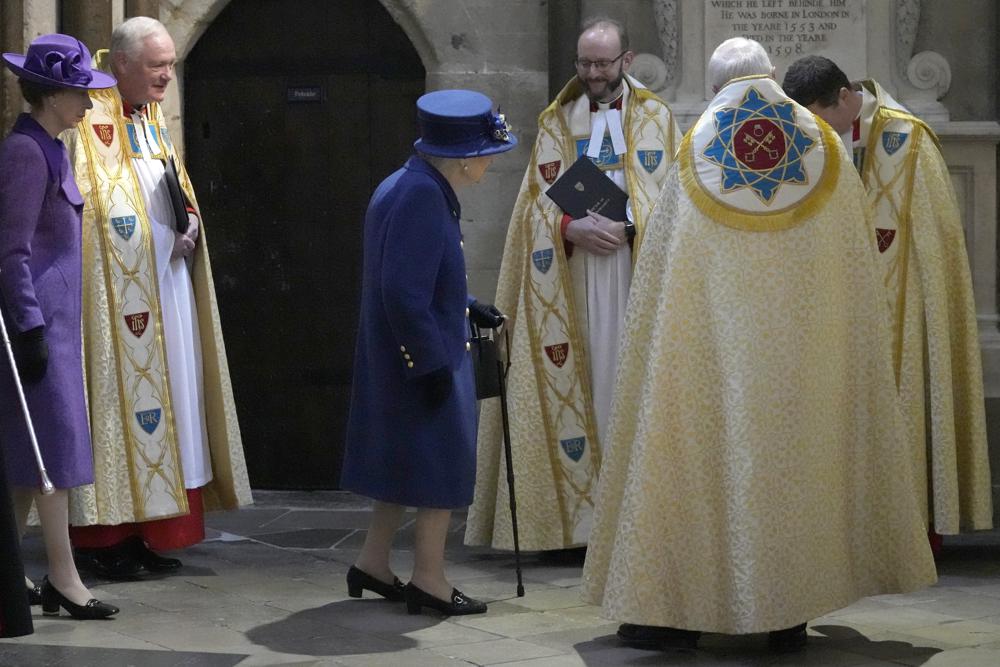 Ka probleme me shëndetin? Mbretëresha Elizabeth II del në publik me bastun