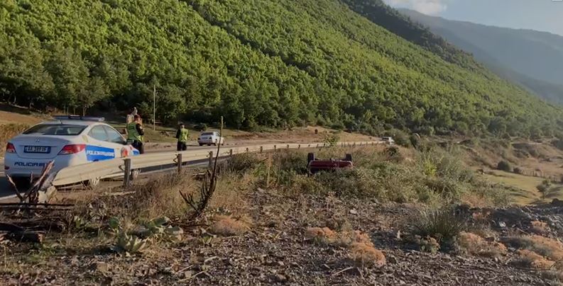 Bulqizë/ Makina del nga rruga dhe përmbyset! Asnjë gjurmë nga shoferi