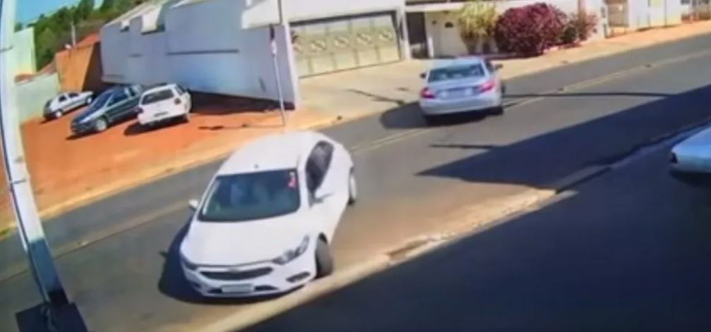 VIDEO/ Ky është aksidenti më qesharak me makinë në botë