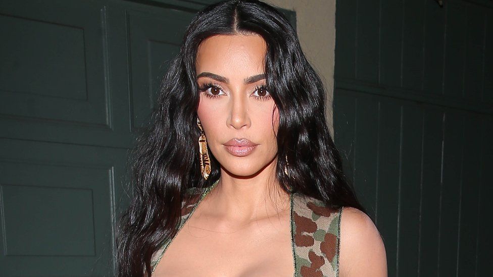 FOTO/ Kim Kardashian kapet mat me aktorin 27-vjeçar