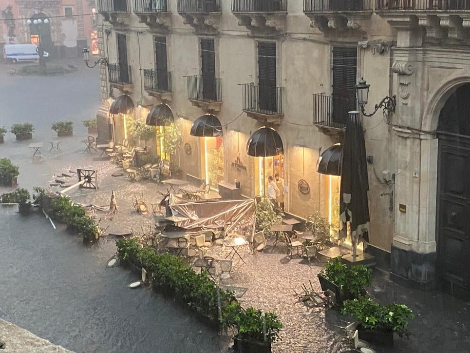 VIDEO/ Tornado dhe stuhi e fortë në Catania, disa të plagosur, shkulen pemët