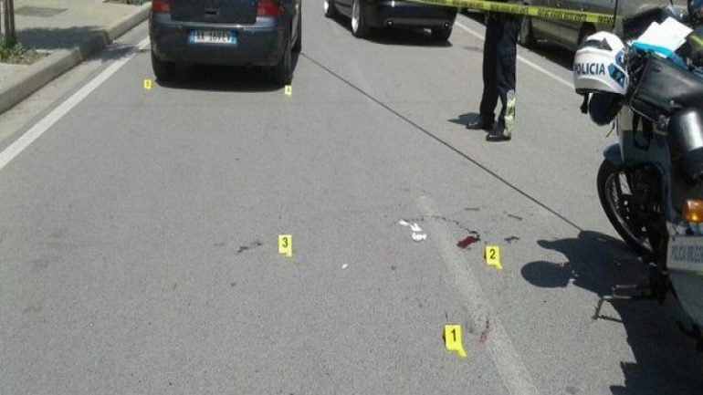 Përplasi për vdekje këmbësorin në Berat dhe u arratis, arrestohet shoferi