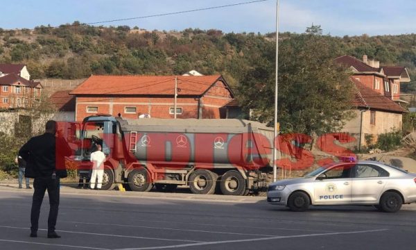 10-vjeçari gjendet i pajetë në një kamion, dyshohet se qëlloi veten me armën e babait të tij