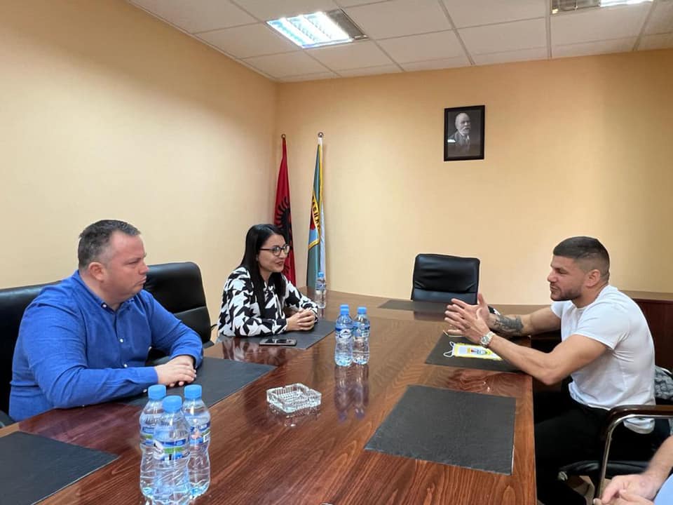 FOTO/ Florian Marku rikthehet në vendlindje, përgëzohet nga Bashkia e Lushnjës