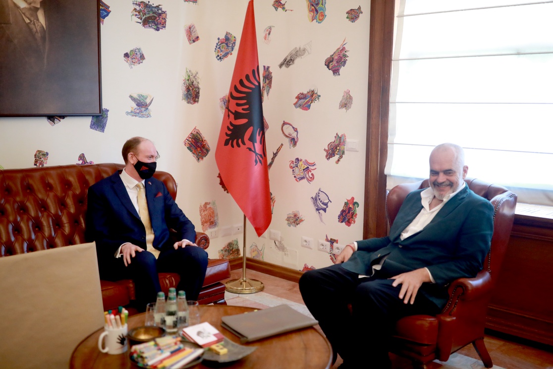 Ambasadori britanik falenderon Ramën: Treguat zemërgjerësi duke pritur afganët në Shqipëri