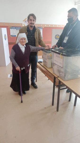 Një shekull jetë, njihuni me votuesen më të vjetër në zgjedhjet lokale në Kosovë 1 246142281 6282998955074749 1904205146344194122 n 338x600 1
