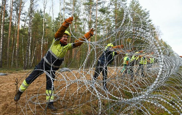 Polonia miraton ndërtimin e murit për emigrantët në kufi me Bjellorusinë