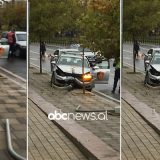 Makina e policisë përplaset me shtyllën në Tiranë