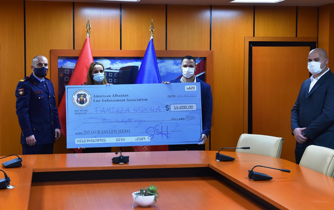 Shoqata policore amerikano-shqiptare dhuron 15 mijë $ familjes së Dëshmorit të Atdheut Saimir Hoxha