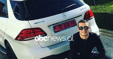 U plagos në këmbë brenda makinës së tij, 22-vjeçari mori taksi për të shkuar në spital