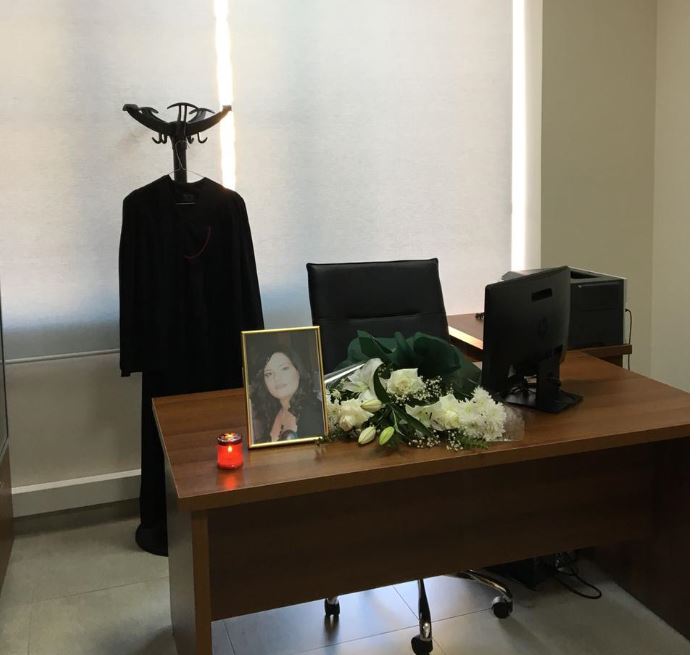 Humbi betejën me sëmundjen e rëndë, homazhe në zyrën e prokurores së Elbasanit