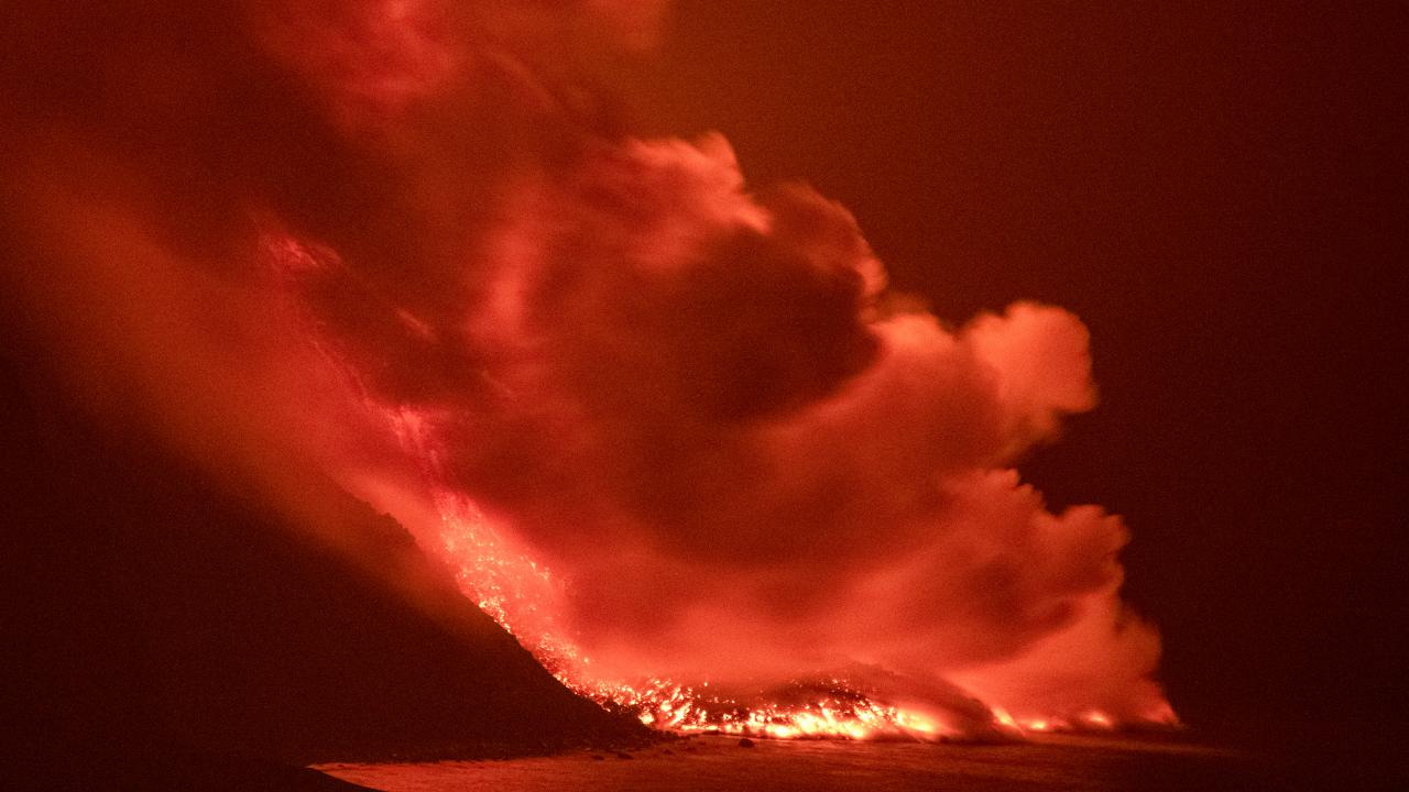 Vullkani në La Palma krijon sipërfaqe të madhe toke në oqean