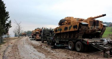 Turqia nis tanket drejt Sirisë, avionët rusë i bëjnë “pritë”