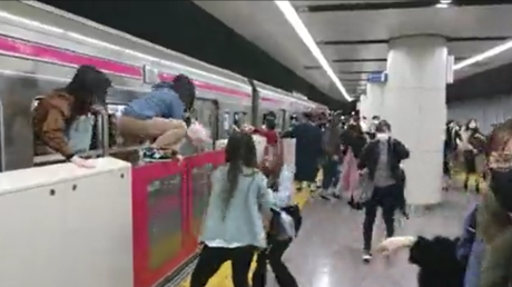 Sulm me thikë dhe zjarr në një metro në Tokio, lëndohen të paktën 15 persona