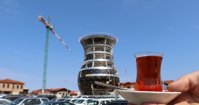 Ndërtesa më e madhe në botë në formën e gotës së çajit ndodhet në Turqi