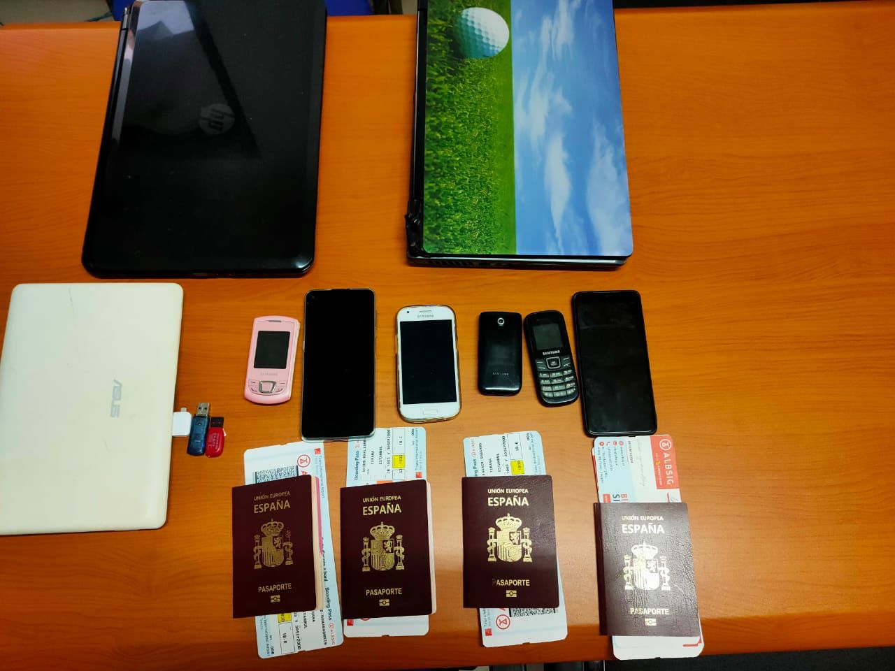 Pajisi me pasaporta false spanjolle, çiftin dhe dy fëmijët e tyre, pranga 35 vjeçarit