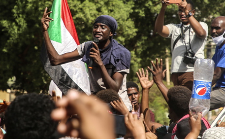 Protestuesit në Sudan kundër grushtit të shtetit, bllokojnë rrugët në Khartoum