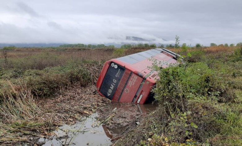 Disa të plagosur, autobusi me punëtor del nga rruga dhe përfundon në një kanal në Maqedoninë e Veriut