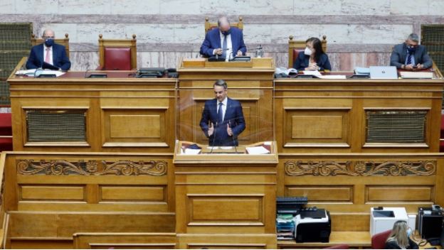 Parlamenti grek miraton marrëveshjen e mbrojtjes me Francën, Mitsotakis sulmon opozitën