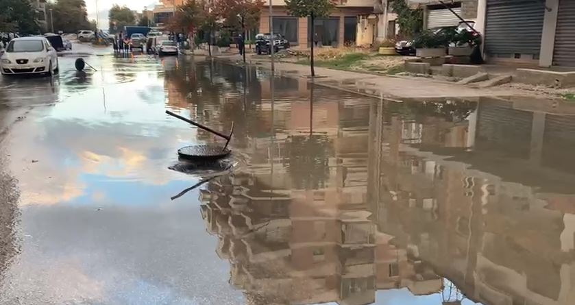 Shiu vërshon në rrugët e qytetit në Vlorë, disa akse nën ujë