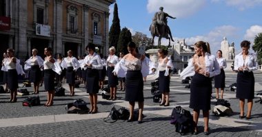 “Alitalia” falimentoi, stjuardesat zhvishen në mes të sheshit në shenjë proteste (FOTO)