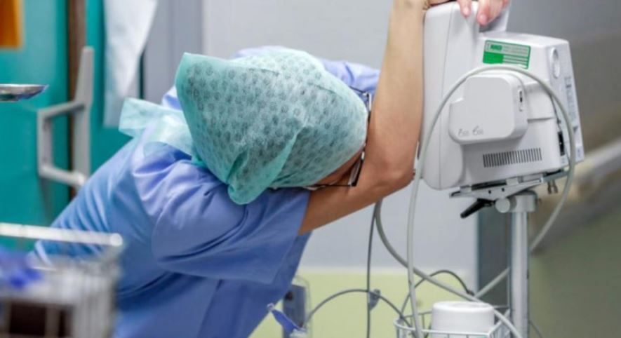 The nurse in Tirana is threatened with a weapon