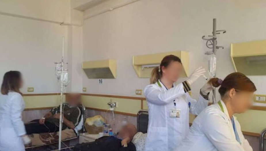 Helmimi masiv në Krujë, 380 pacientë në spital për ndihmë mjekësore, banorët nisin të blejnë ujin